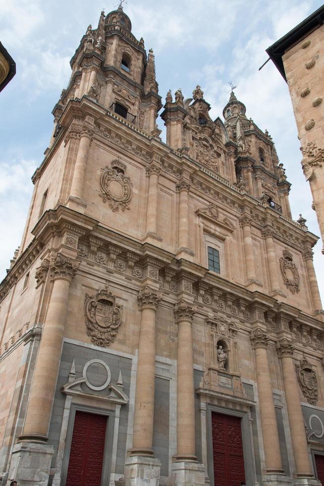 hermosa vista de la clerecia, iglesia barroca del siglo XVII, hoy sede de la universidad pontificia de salamanca. España foto