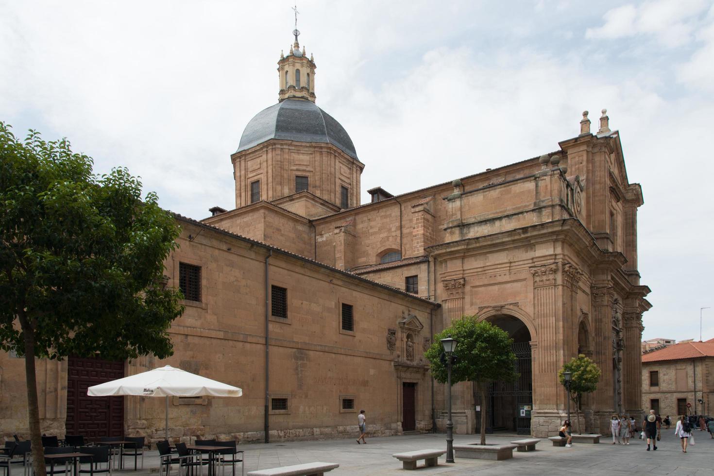 vista de la iglesia de la purísima y el convento de agustiine en salamanca, españa. hermoso edificio de piedra de estilo barroco. foto