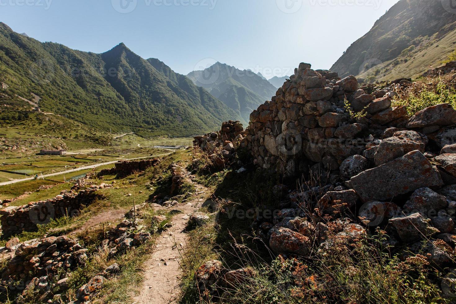 La aldea Upper Balkaria en las montañas del Cáucaso en Kabardino-Balkaria, Rusia foto