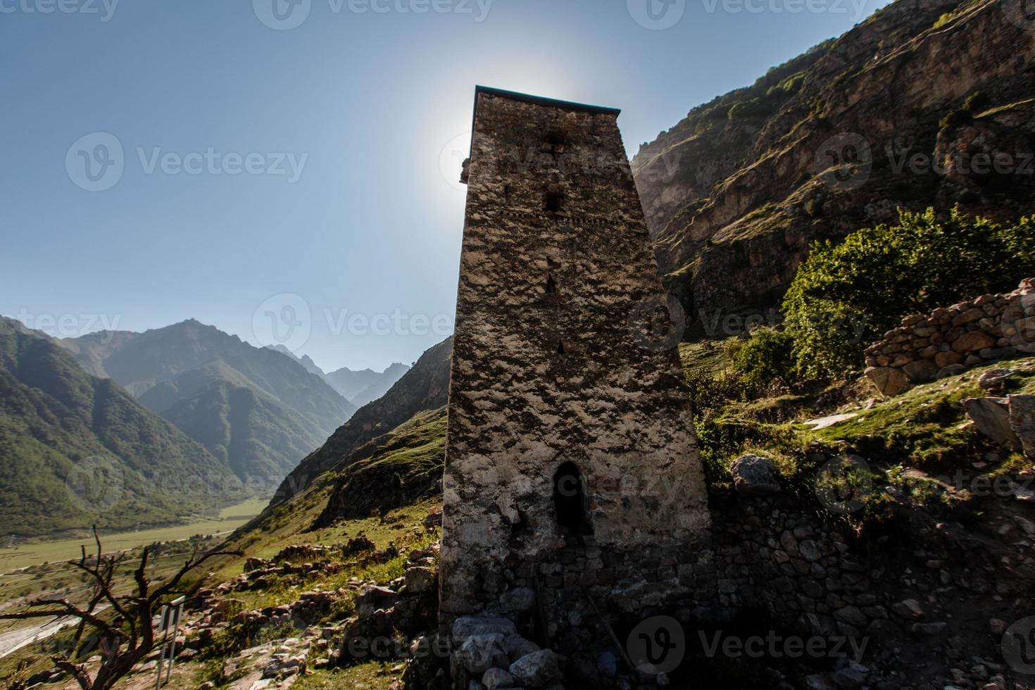 torre ancestral. La aldea Upper Balkaria en las montañas del Cáucaso en Kabardino-Balkaria, Rusia foto