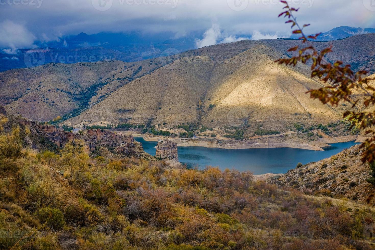 paisaje hermoso lago en el fondo de las montañas foto