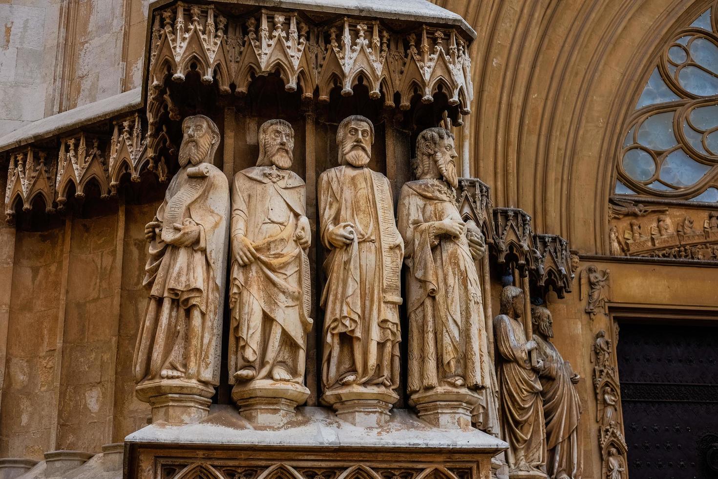 estatuas de personas en la catedral de tarragona foto