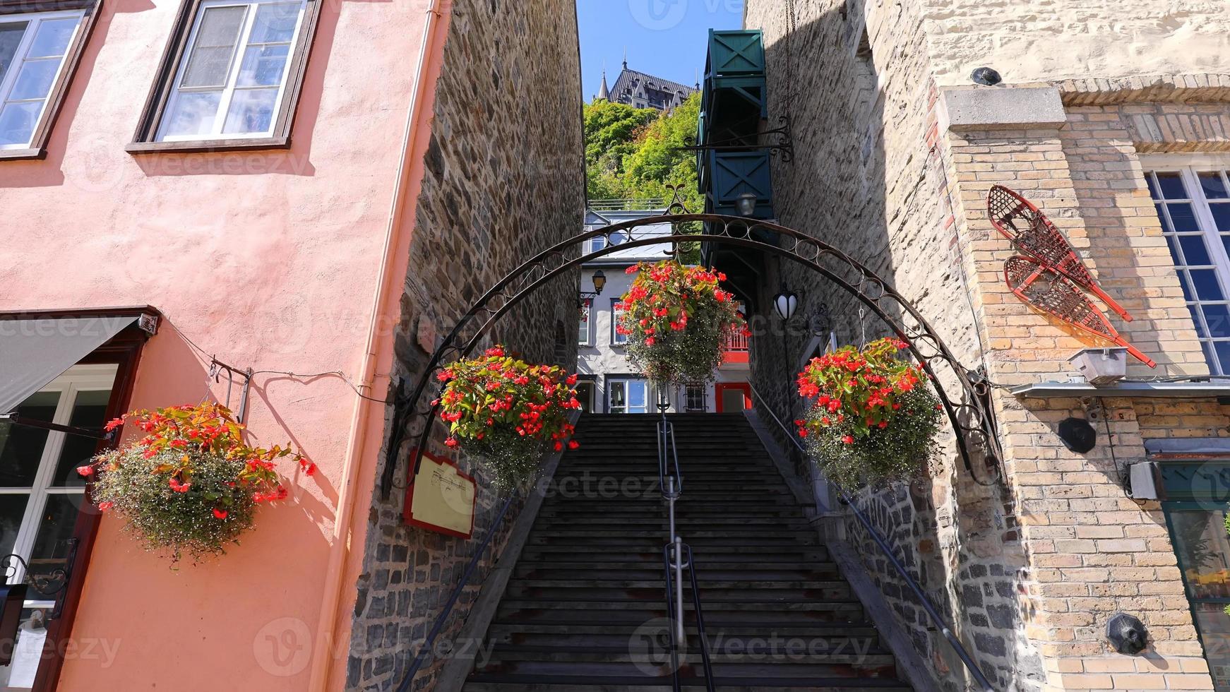 vista de ángulo bajo de las atracciones turísticas de la ciudad vieja de quebec de la ciudad baja de quartier petit champlain, el distrito comercial y la arquitectura francesa antigua foto