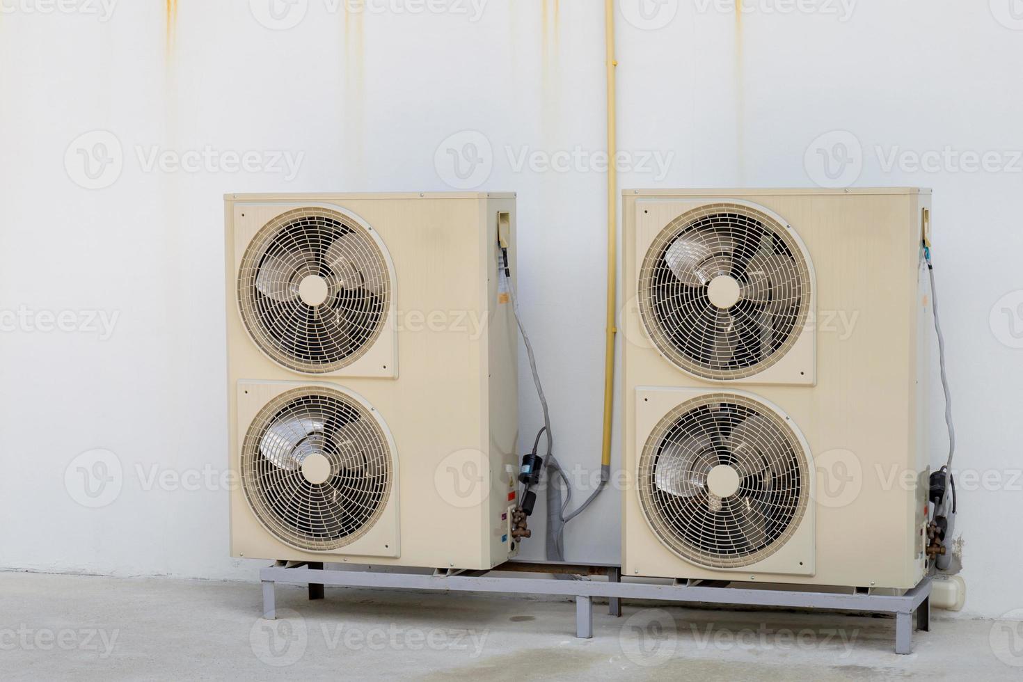unidad de aire acondicionado hvac en el lateral de un edificio foto