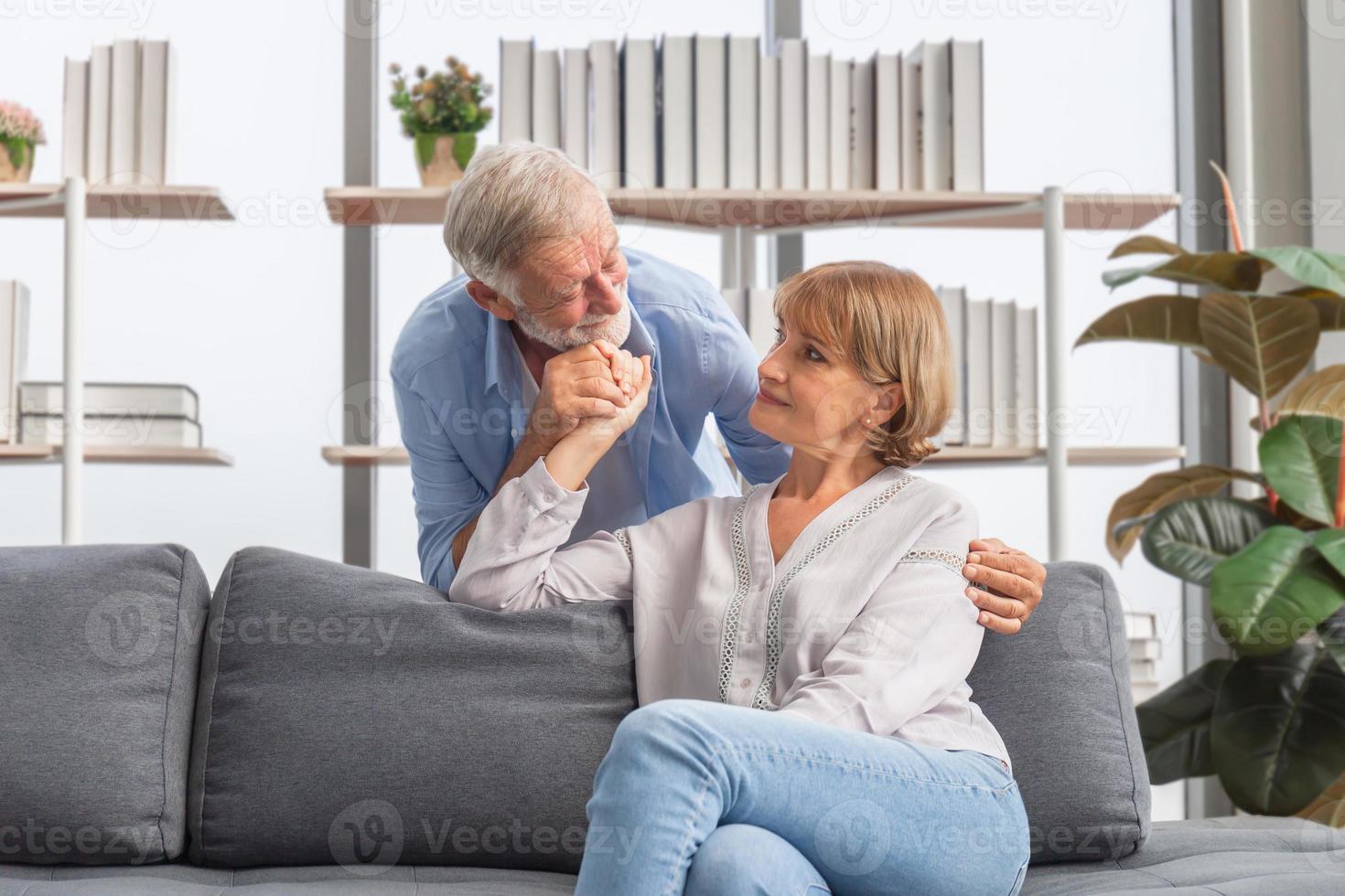 retrato de una feliz pareja de ancianos en la sala de estar, una anciana y un hombre relajándose en un acogedor sofá en casa, conceptos familiares felices foto