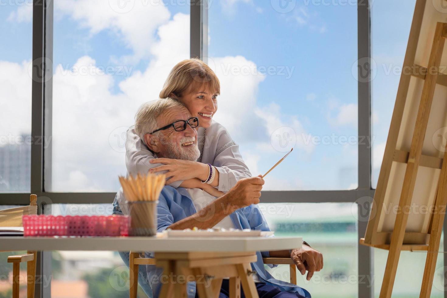 retrato de una pareja mayor feliz pintando en un lienzo en la sala de estar, un hombre mayor y una mujer dibujando juntos en un lienzo, conceptos de jubilación feliz foto