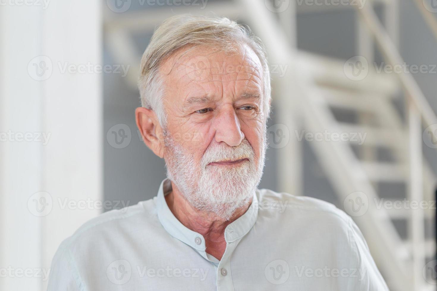 retrato en la cabeza de un anciano en el almacén, un anciano caucásico foto