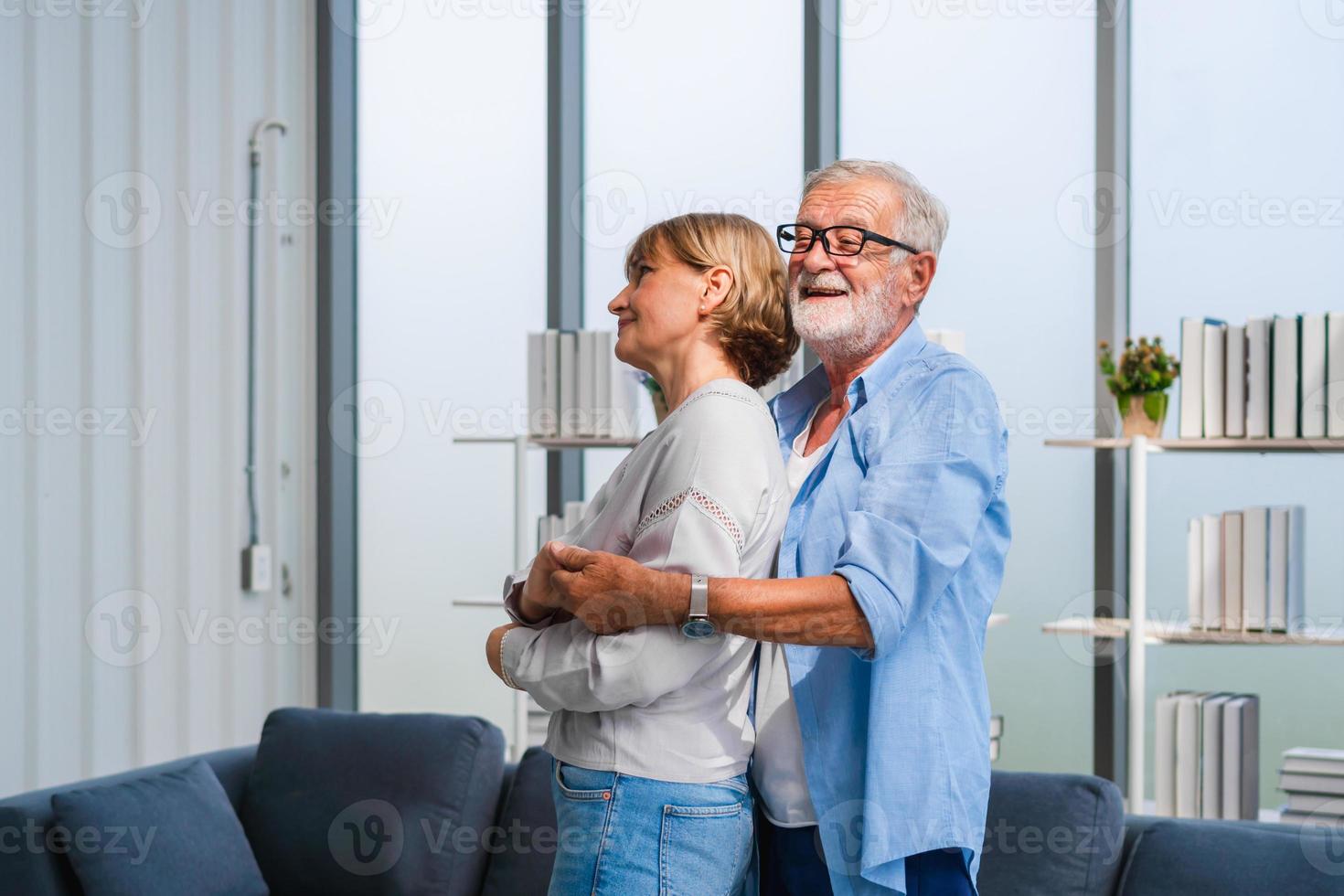 retrato de una feliz pareja de ancianos bailando en la sala de estar, una anciana y un hombre bailando, conceptos familiares felices foto