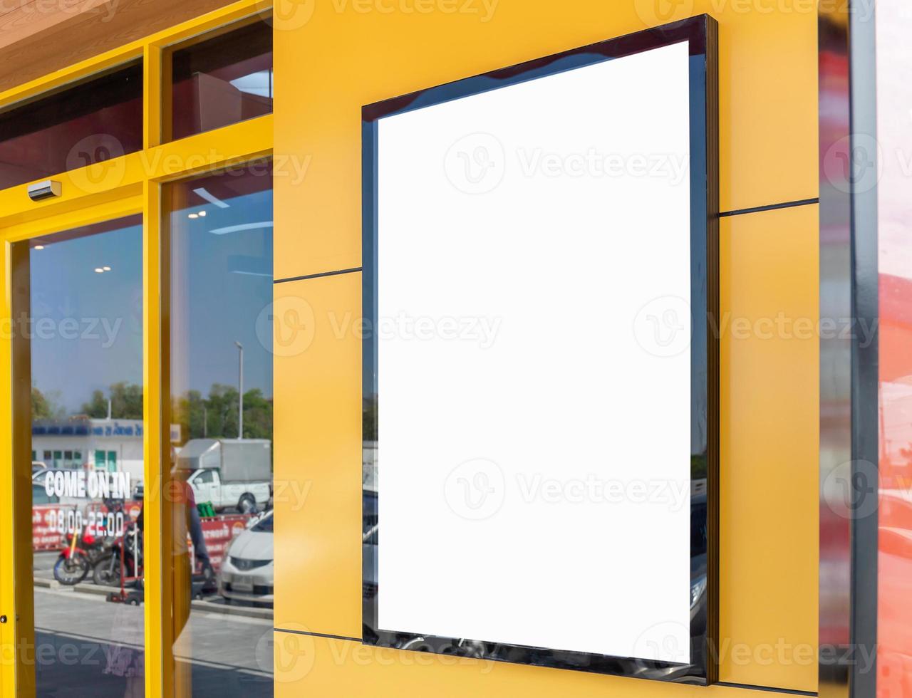 imagen de maqueta de carteles de pantalla blanca de cartelera en blanco y escaparate exterior para publicidad foto