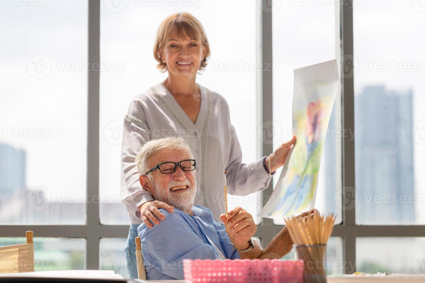 retrato de una pareja mayor feliz pintando en un lienzo en la sala de estar, un hombre mayor y una mujer dibujando juntos en un lienzo, conceptos de jubilación feliz foto