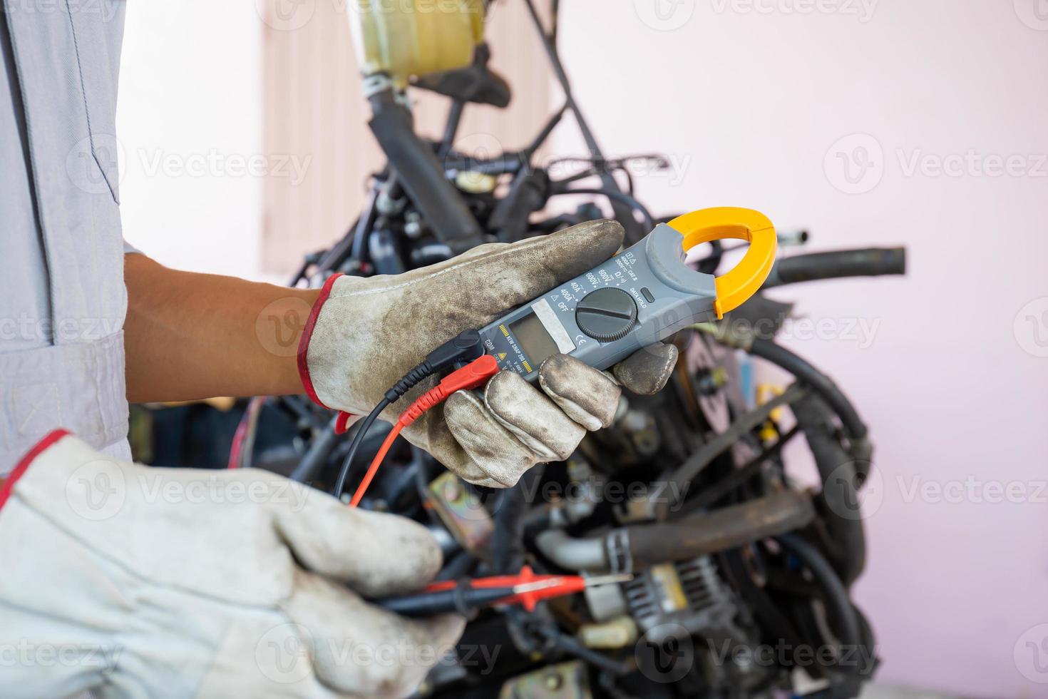 mecánico de automóviles que trabaja en un taller mecánico, técnico que revisa un motor de camión, servicio de reparación y mantenimiento foto