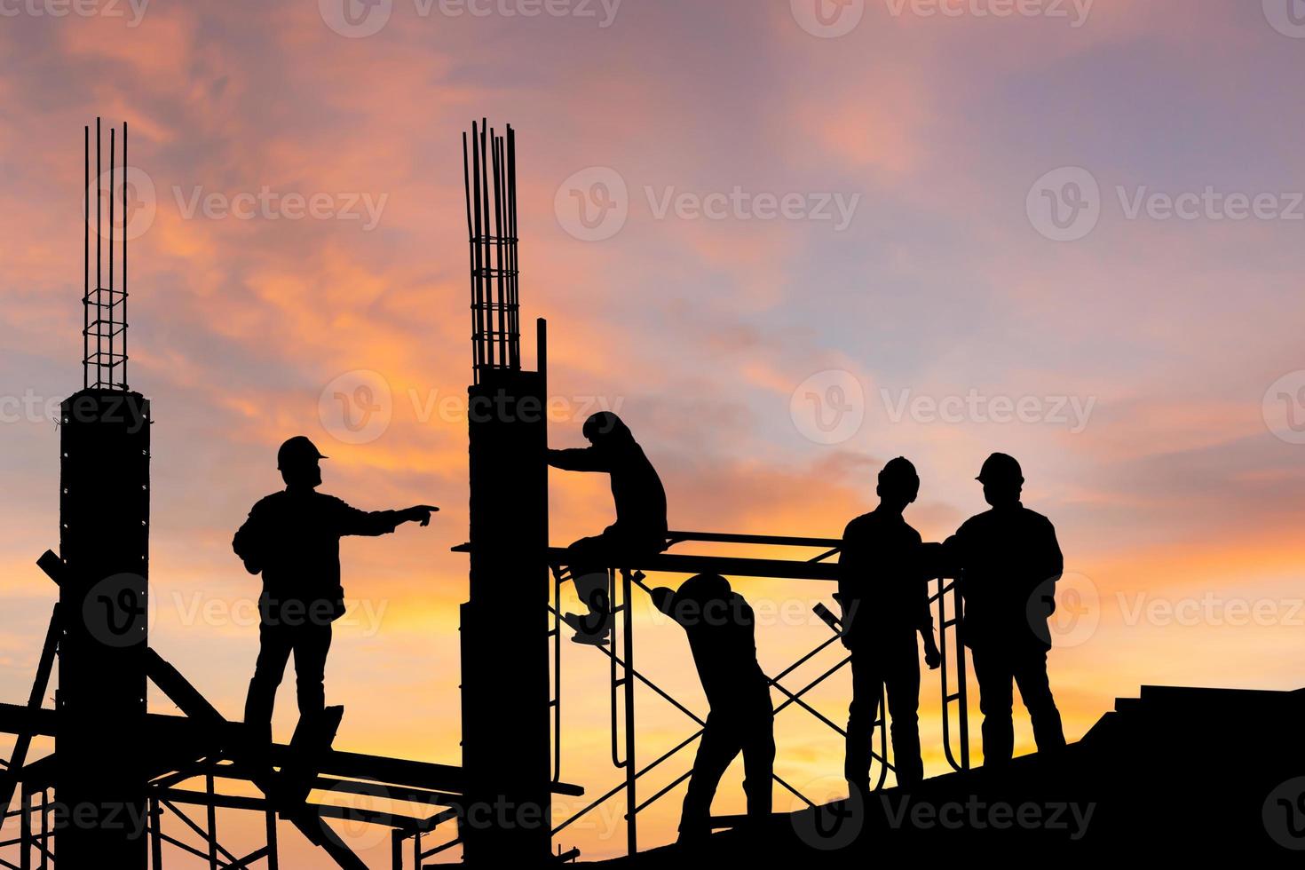 silueta de ingeniero y trabajador en el sitio de construcción, sitio de construcción al atardecer en el tiempo de la tarde. foto