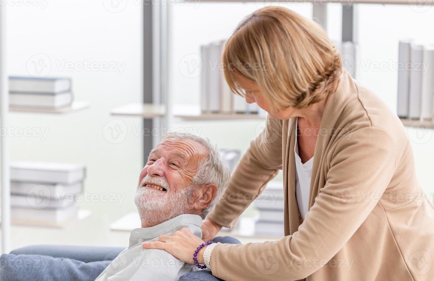 retrato de feliz pareja mayor en la sala de estar, anciano y mujer relajándose en un acogedor sofá en casa, conceptos familiares felices foto