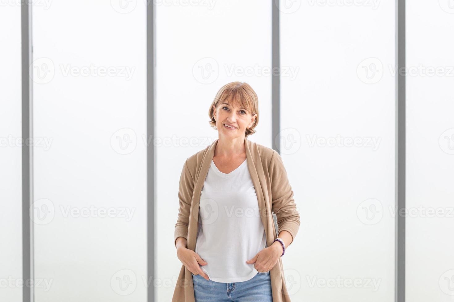 retrato de una anciana feliz mirando a la cámara, una anciana caucásica sonriente foto