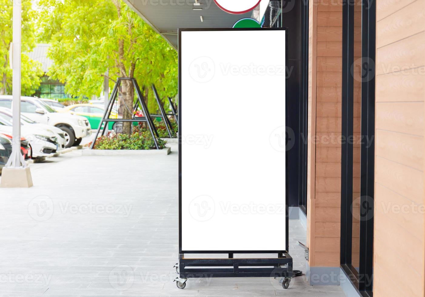 maqueta de cartel de tablero de acera al aire libre en blanco para su diseño foto