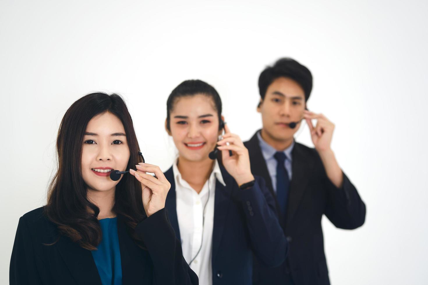 retrato de sonrisa positiva personal de negocios joven equipo de centro de llamadas asiático mujer y hombre foto