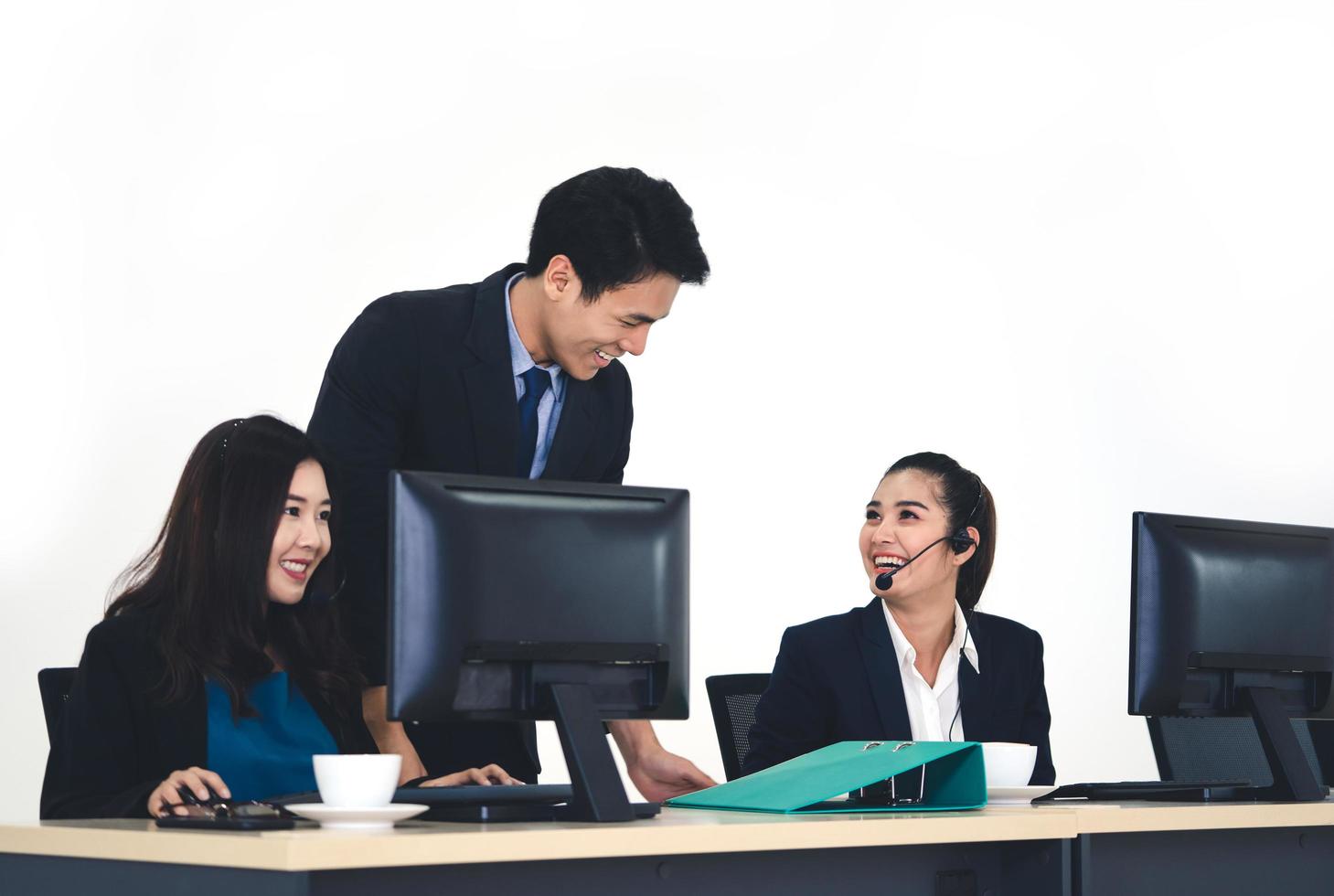 el personal del empresario de atención al cliente del centro de llamadas trabaja con el equipo. foto