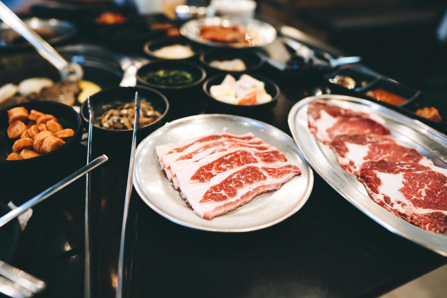 restaurante de estilo barbacoa de corea con guarnición de carne y verduras. foto