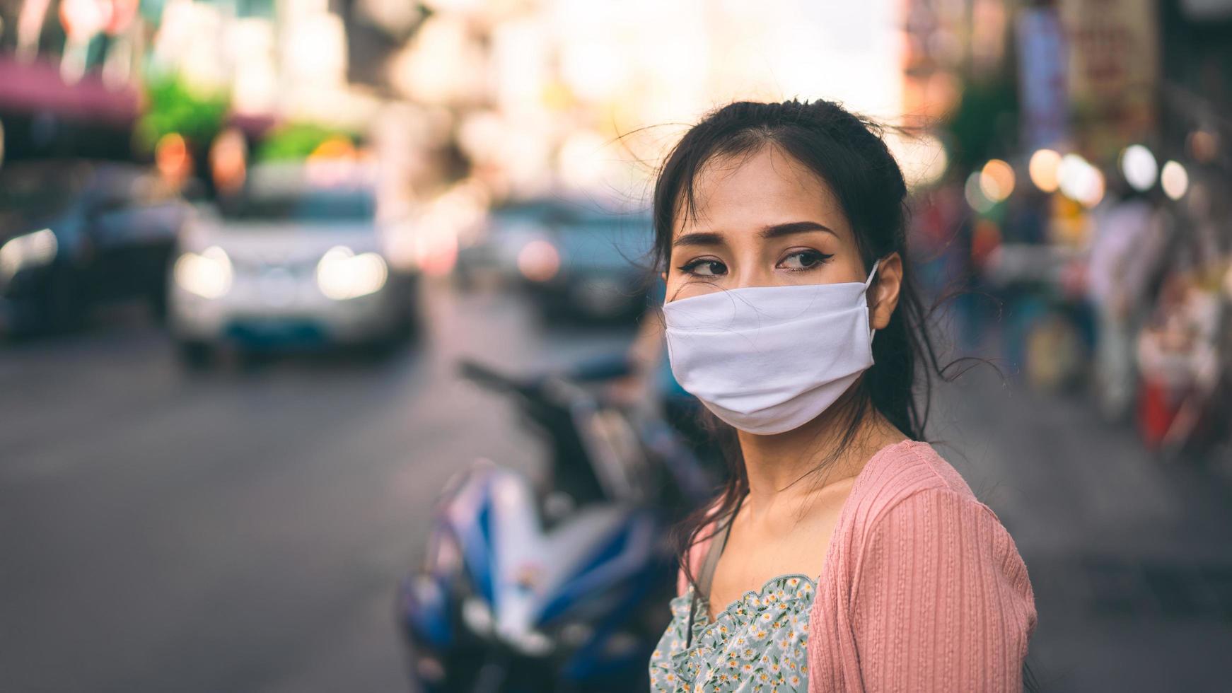 mujer adulta asiática piel bronceada use máscara en la cara para un nuevo estilo de vida normal. foto