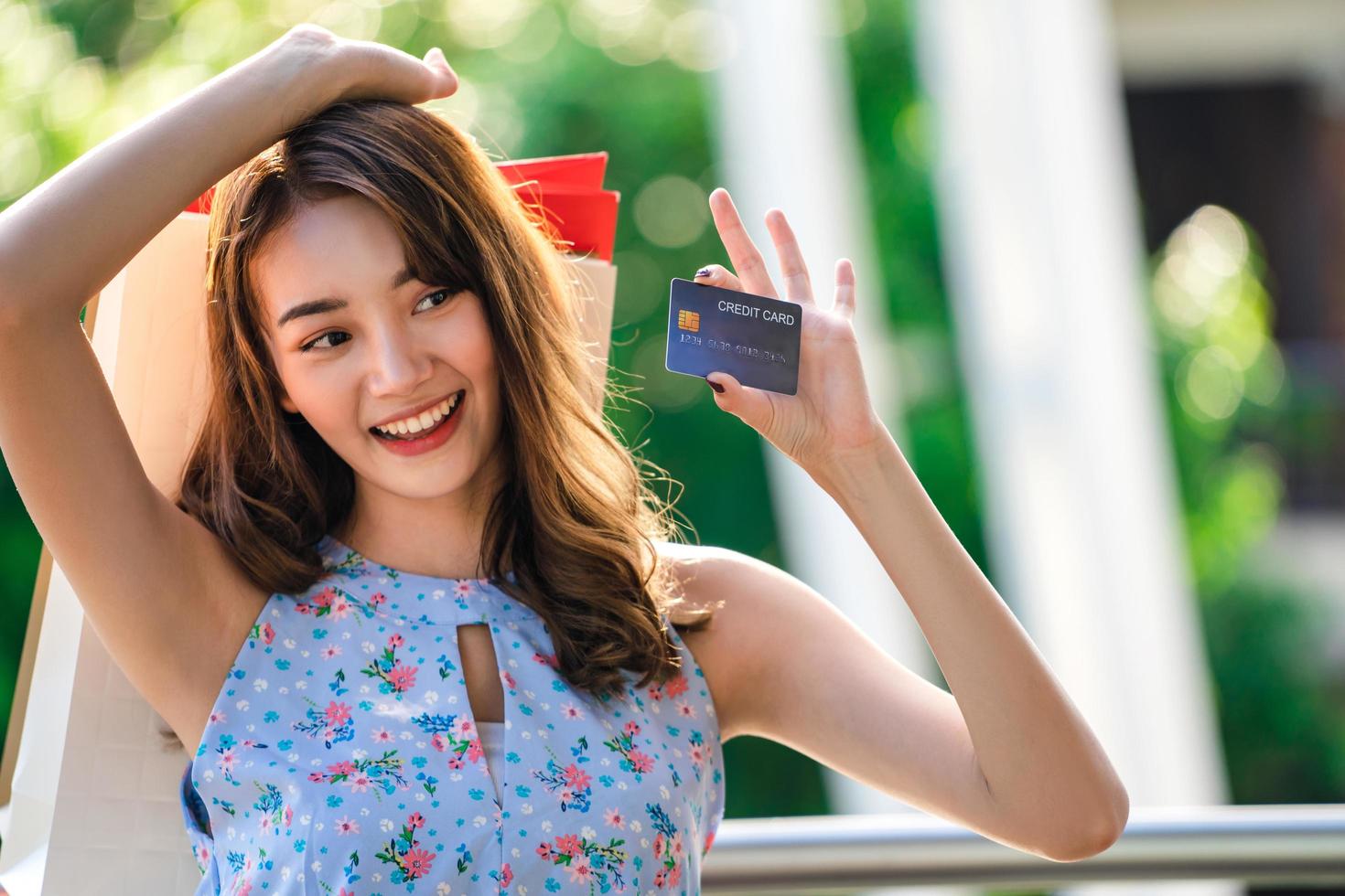 mujer de compras con tarjeta de crédito foto