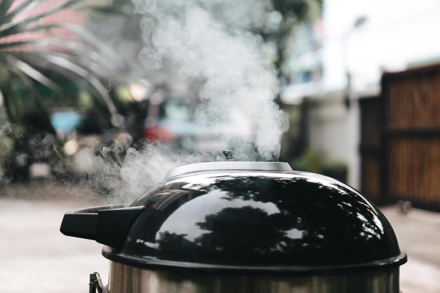 preparación de alimentos con ahumado en parrilla de carbón foto