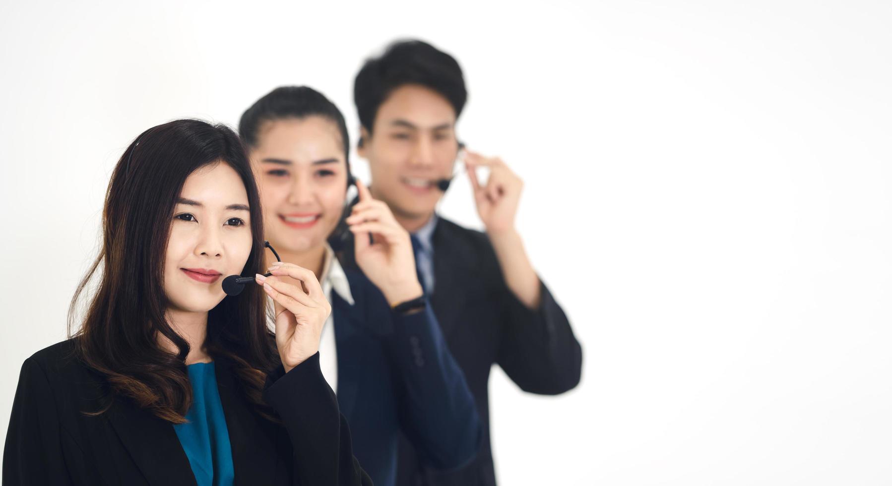 retrato de sonrisa positiva personal de negocios joven equipo de centro de llamadas asiático mujer y hombre foto