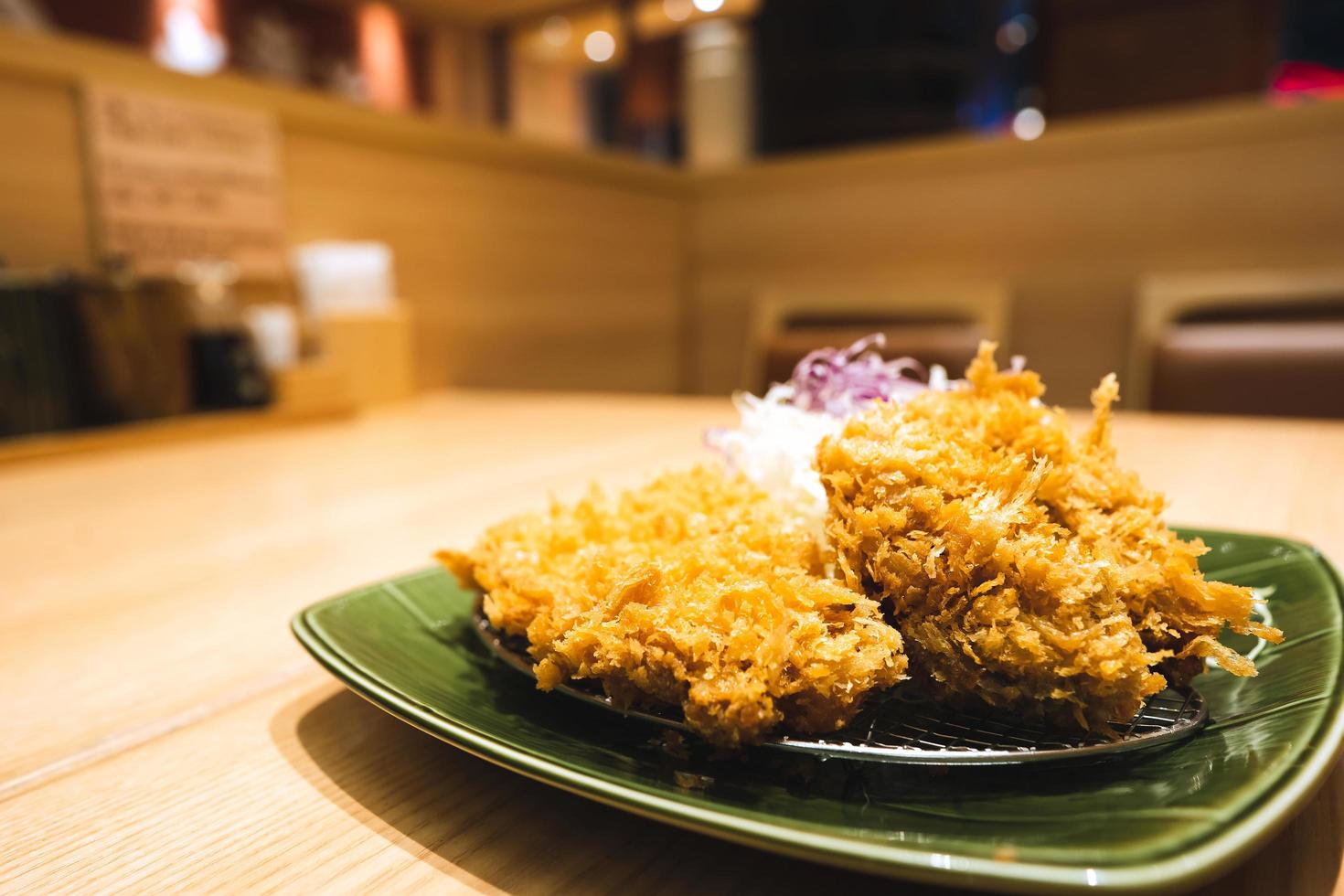 tonkatsu carne de cerdo frita comida de estilo occidental japonés. foto