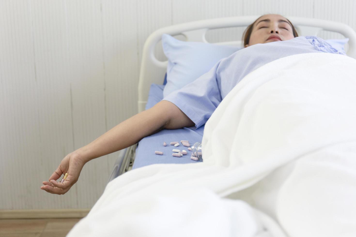 pacientes femeninas en el hospital que toman una sobredosis y pierden el conocimiento en la cama. foto