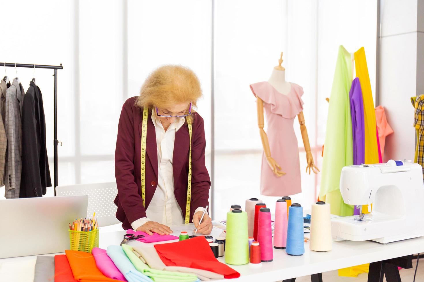 las diseñadoras de costura profesionales en la oficina tienen una variedad de combinaciones de colores de tela. foto