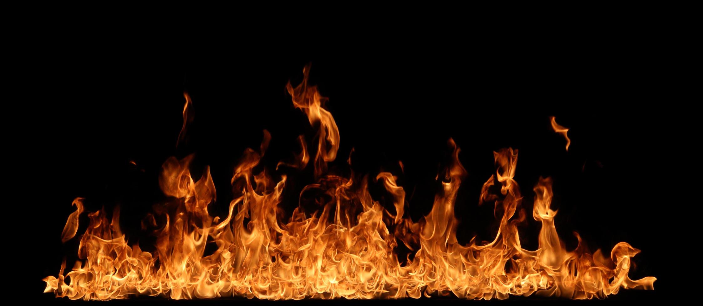 fuegos calientes y llamas aisladas sobre fondo negro. foto