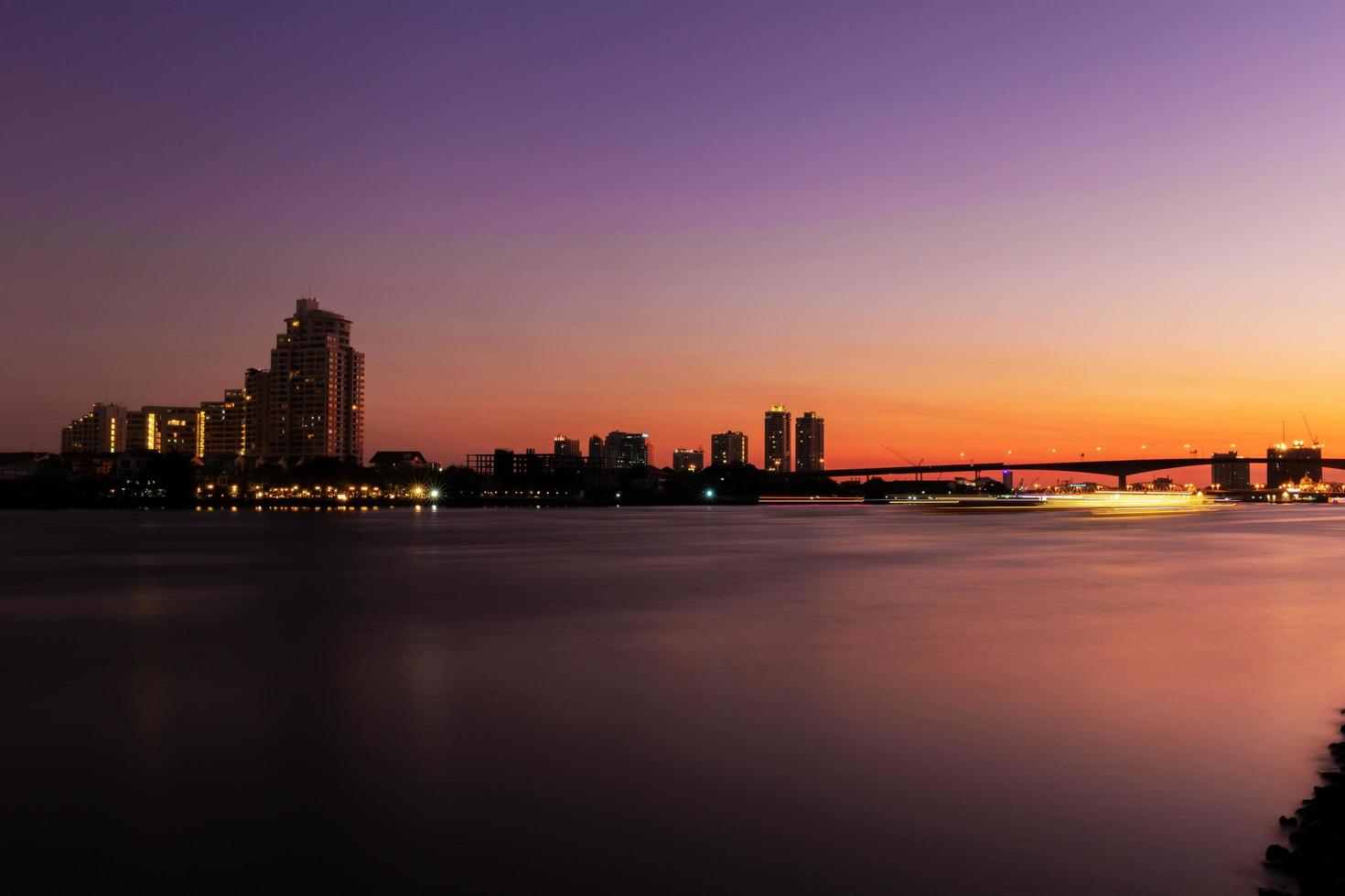 15 de febrero de 2020. vista del puente king prajadhipok y el río chao phraya, bangkok, tailandia al atardecer. foto