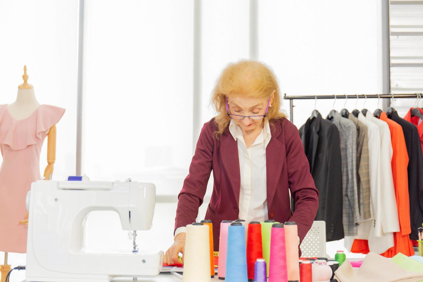 las diseñadoras de costura profesionales en la oficina tienen una variedad de combinaciones de colores de tela. foto