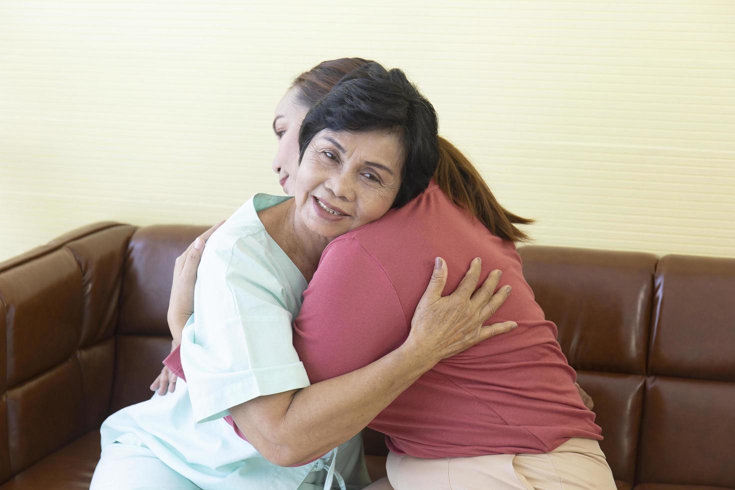 la madre asiática enferma en el hospital estaba abrazando a su hija con alegría. foto