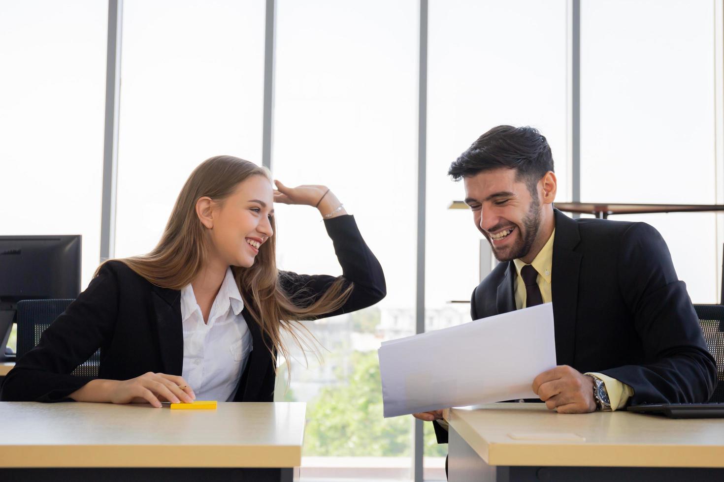 dos jóvenes hombres de negocios, hombres y mujeres, rocío, trabajan en la oficina con diversión foto