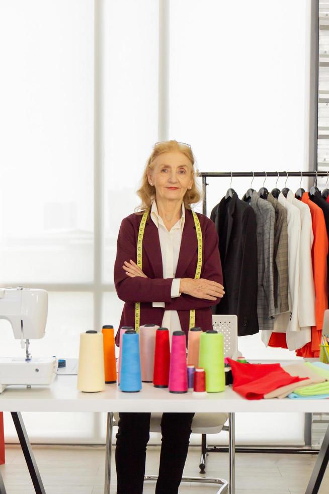 las diseñadoras de costura profesionales en la oficina tienen una variedad de combinaciones de colores de tela. foto