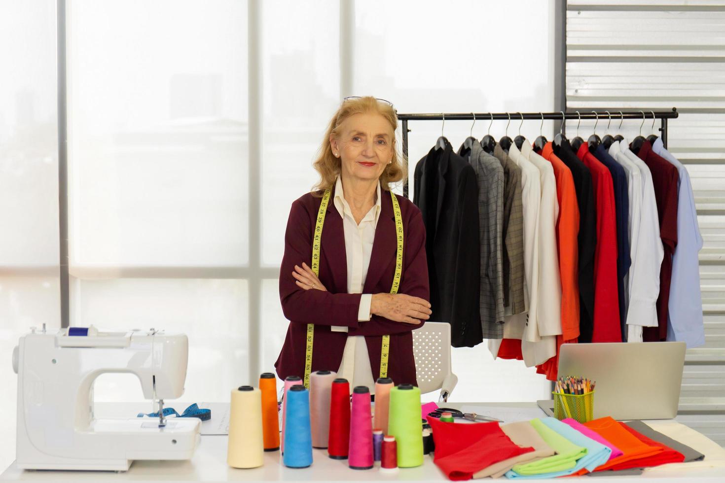 las diseñadoras de costura profesionales en la oficina tienen una variedad de combinaciones de colores de tela. foto