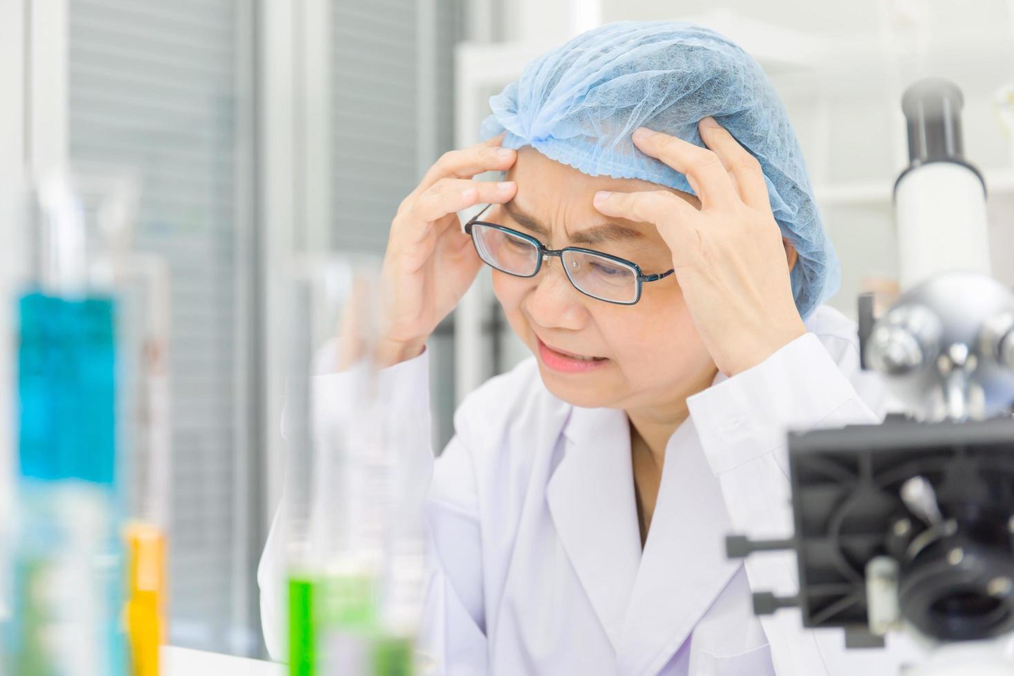 Las científicas asiáticas están investigando fórmulas químicas en laboratorios con estrés. foto
