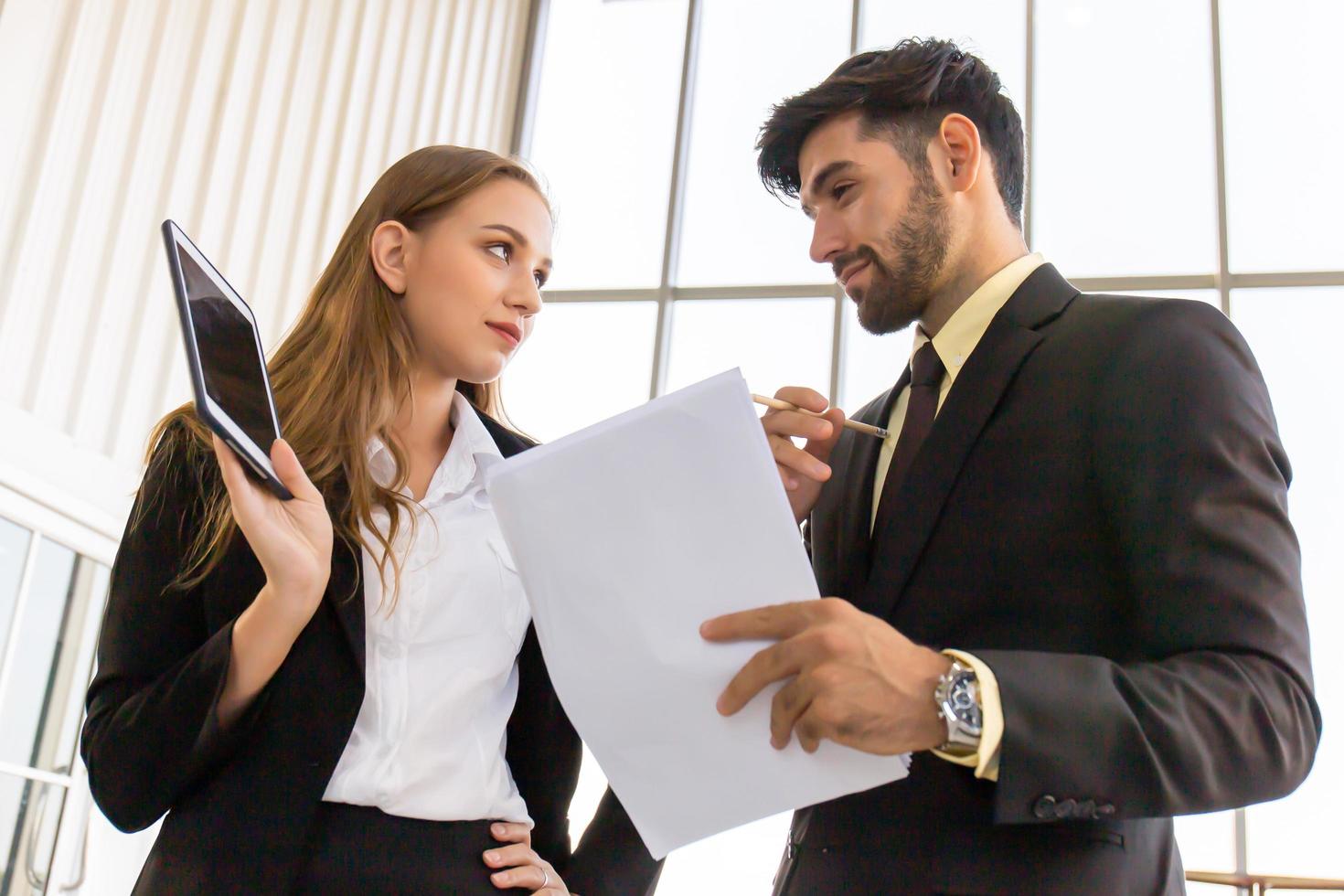 dos hombres y mujeres de negocios reunidos en la oficina foto