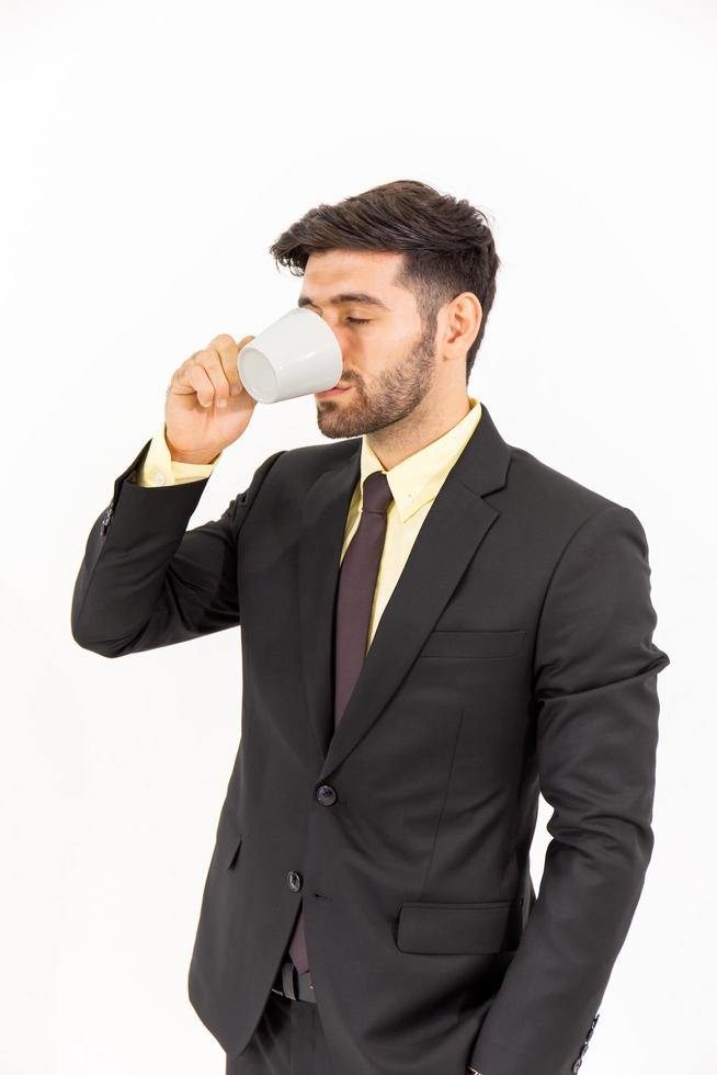 un apuesto hombre de negocios de pie sobre un café aislado de fondo blanco, foto