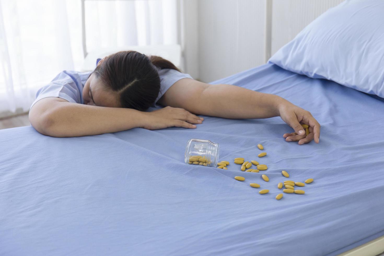 pacientes femeninas en el hospital sobredosis inconscientes al lado de la cama. foto