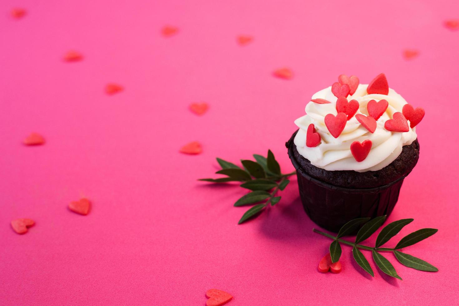 pastelitos de terciopelo rojo para el día de san valentín en un ambiente rosa brillante foto