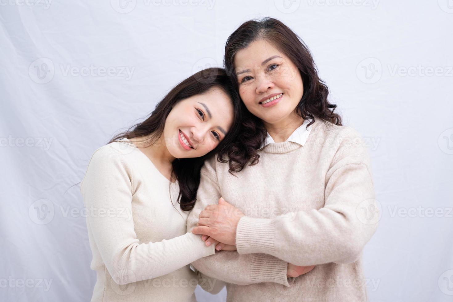 retrato, de, asiático, madre e hija, blanco, plano de fondo foto