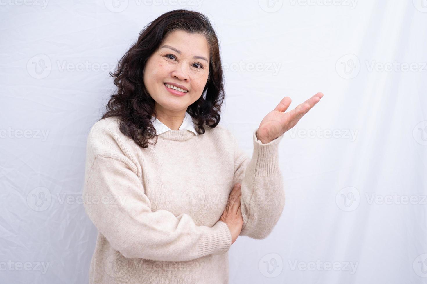 Retrato de mujer asiática senior sobre fondo blanco. foto