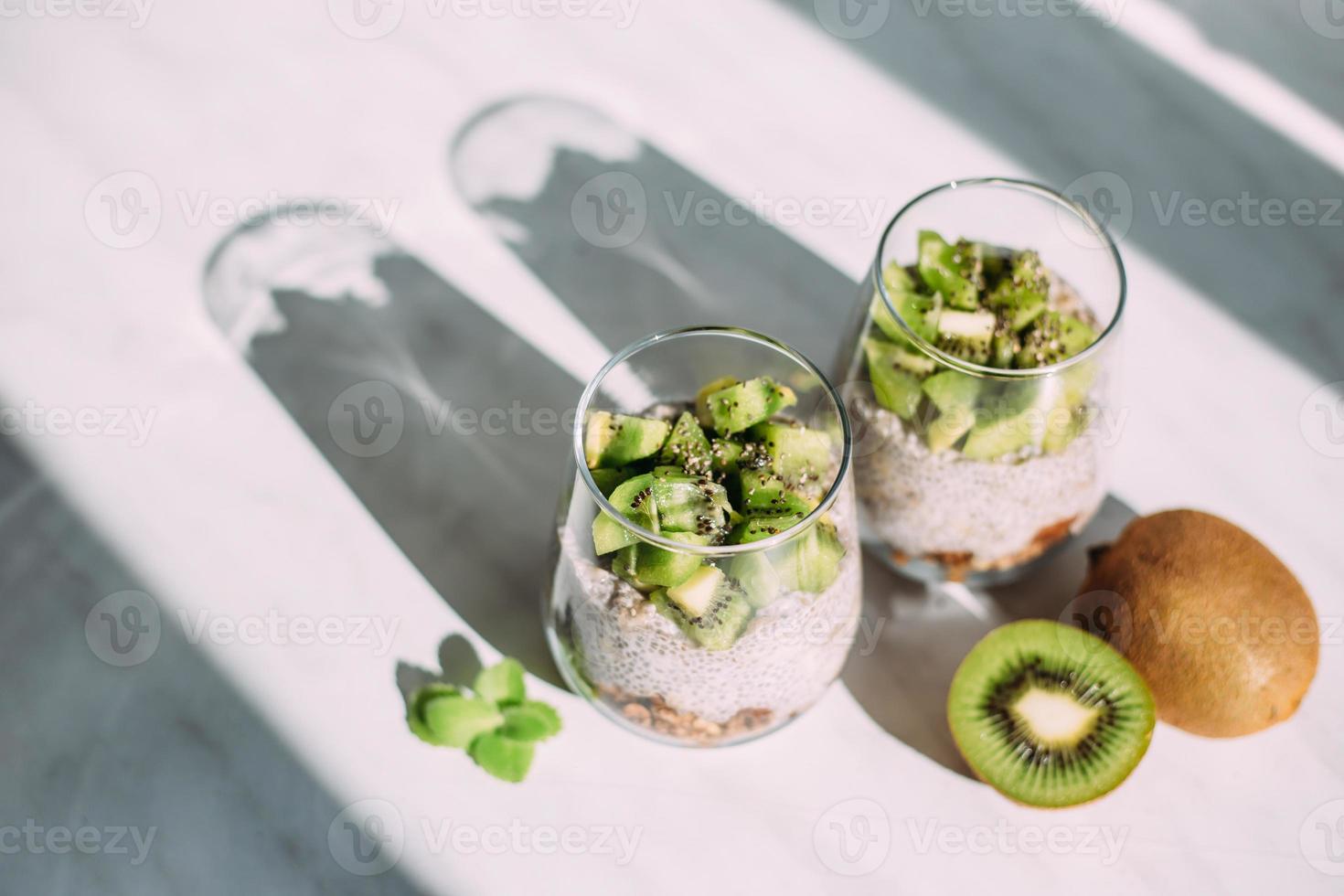 desayuno saludable. budín de chía con kiwi y granola en vaso foto