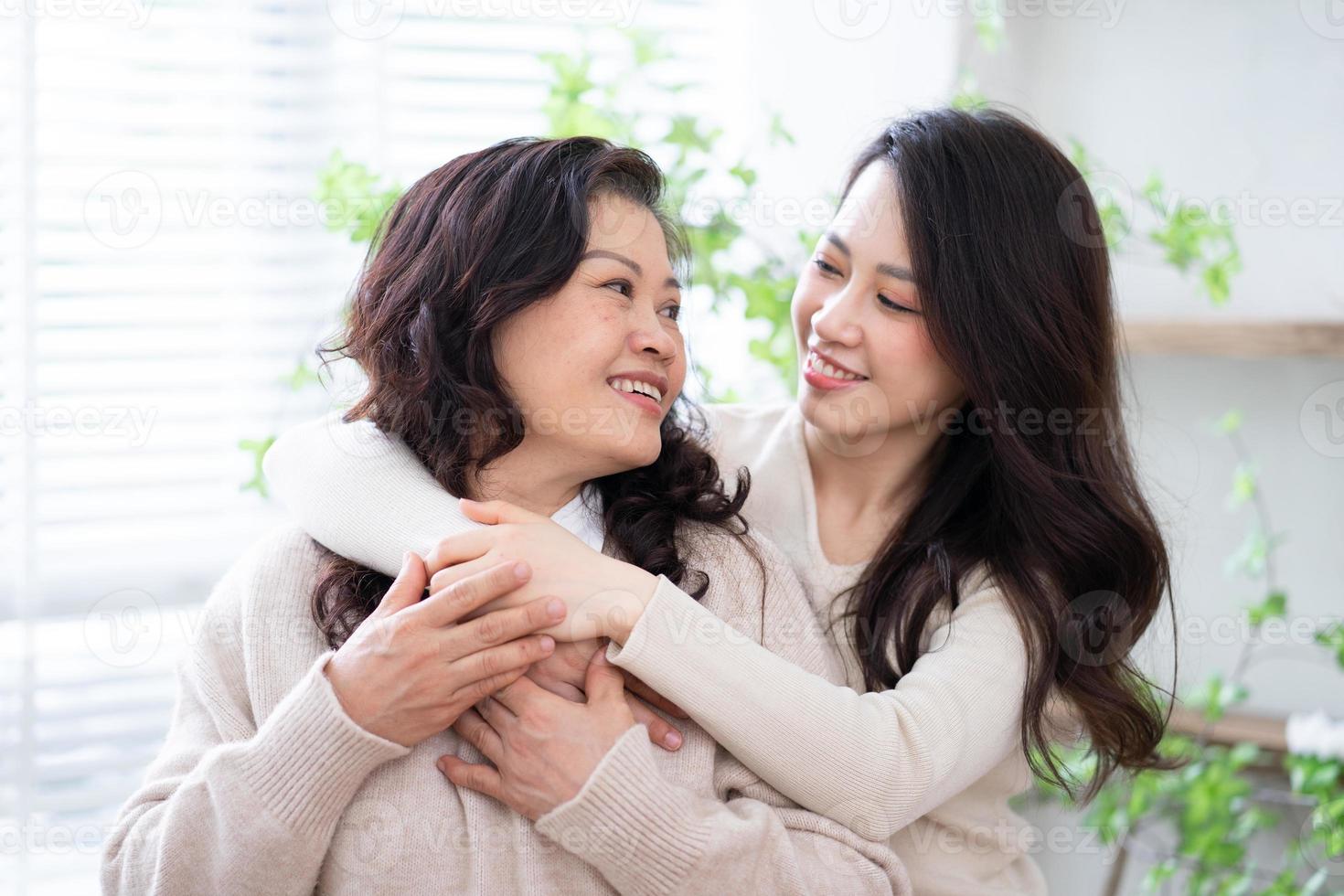 imagen de madre e hija asiáticas en casa foto