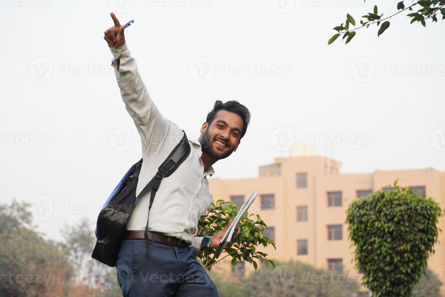 retrato de él guapo, atractivo, adorable, adorable, bastante alegre, chico bailando divirtiéndose aislado en el campus del collage foto