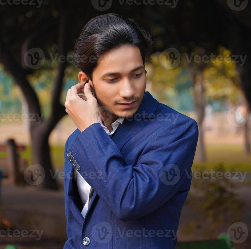 retrato de un joven y apuesto profesor parado en el jardín foto