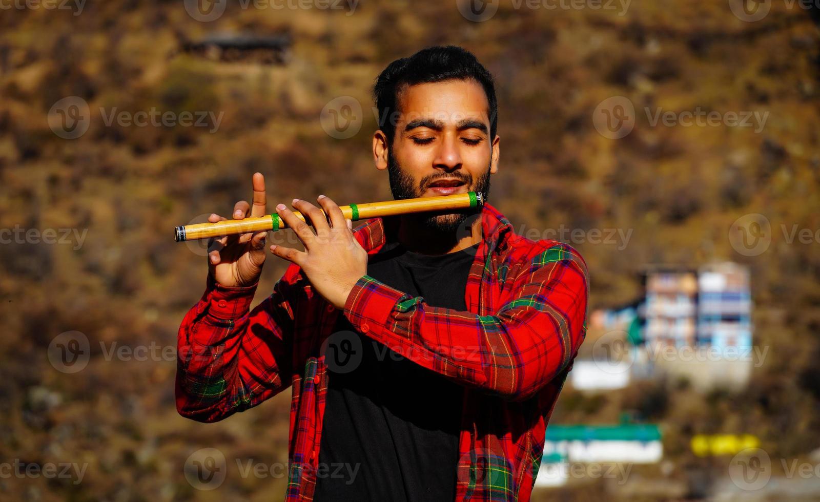 bansuri instrumento indio hombre con flauta bansuri indio imagen de vista cercana foto