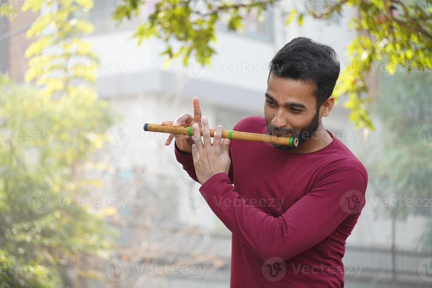 hombre tocando flauta - instrumento musical indio foto