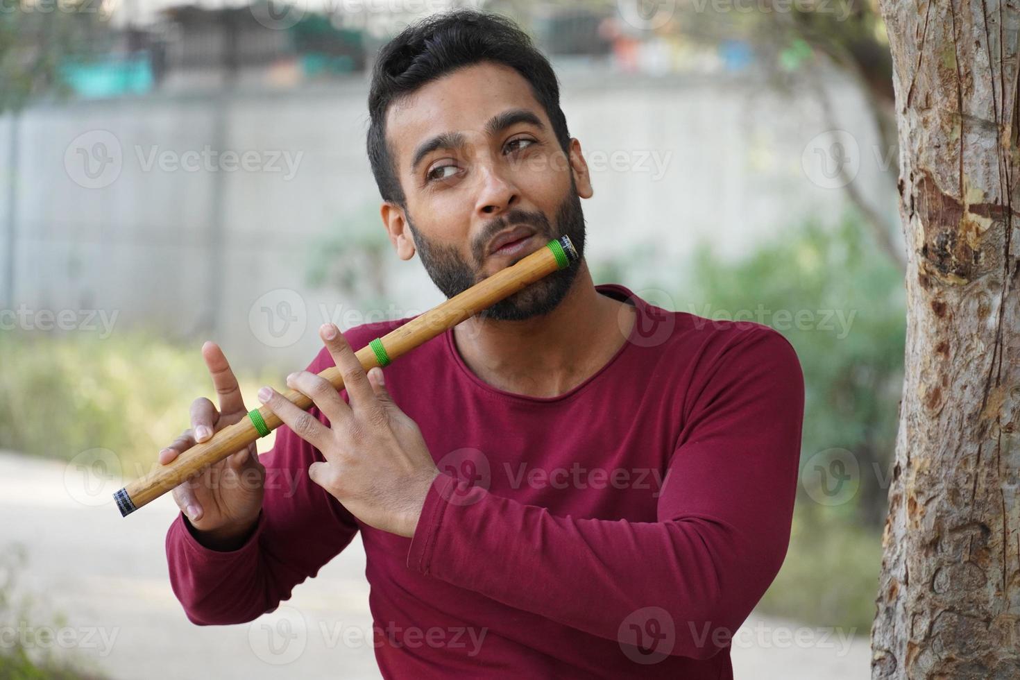 un hombre está tocando el instrumento musical foto